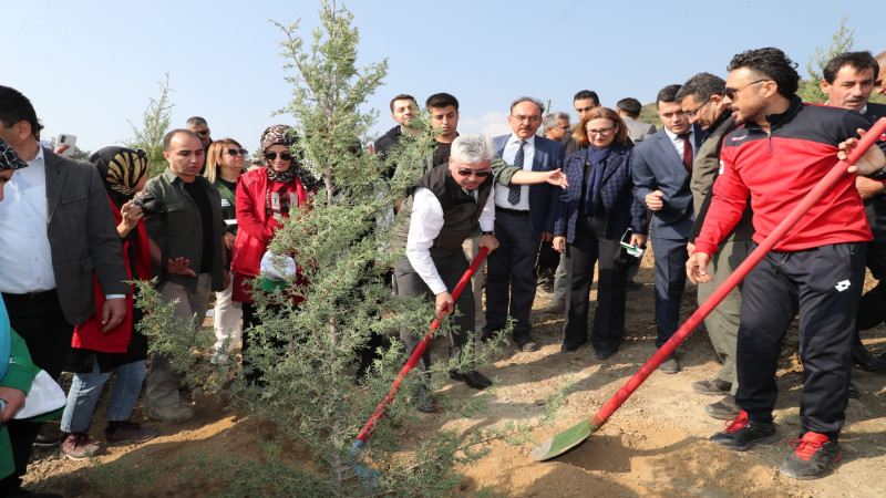 Fidanlar Hatay için toprakla buluşturuldu