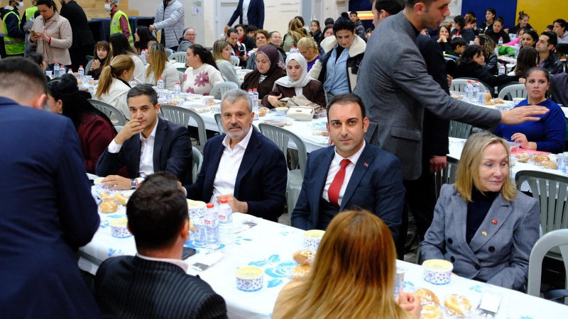 BAŞKAN ÖNTÜRK DEFNE’DE İFTARDA VATANDAŞLARLA BİR ARAYA GELDİ