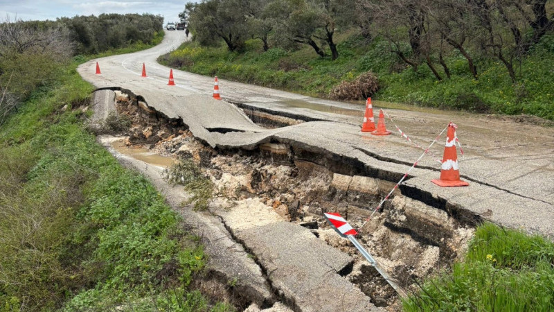 Sağanak Yağış Yolu Çökertti! Altınözü’nde Ulaşım Aksadı