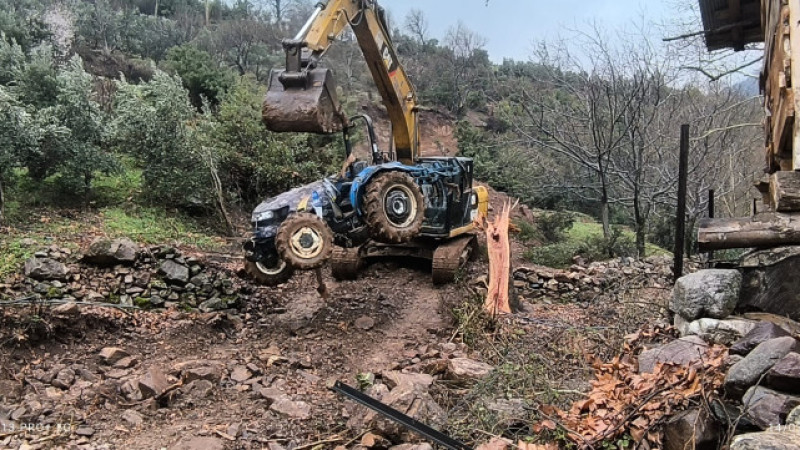 AMANOSLAR’DA TRAKTÖR ŞARAMPOLE YUVARLANDI