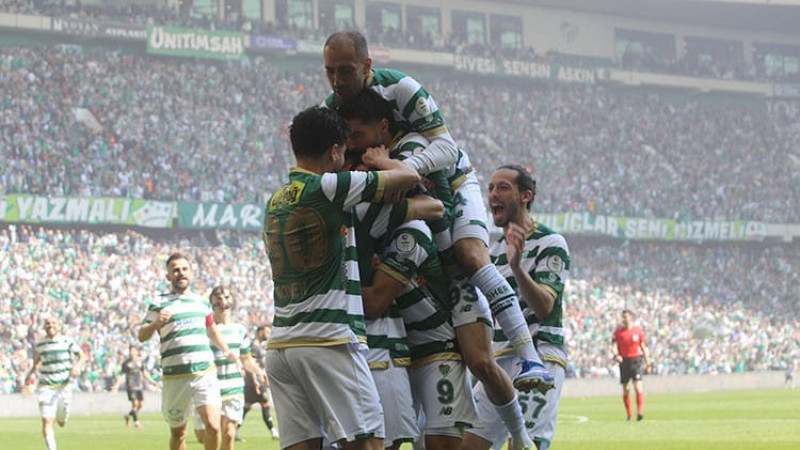 TFF 2. Lig'de mücadele eden Bursaspor, ligin 33. haftasında Somaspor'u 5-1 mağlup etti. 