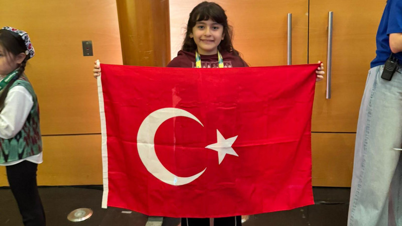 ŞEHİDİN EMANETİ KÜRSÜDE, TÜRK BAYRAĞI DÜNYANIN ZİRVESİNDE!