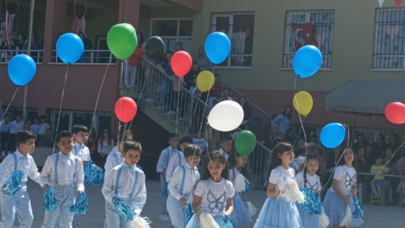 Defne’de 23 Nisan Coşkusu: Çocukların Neşesi Her Yeri Sardı