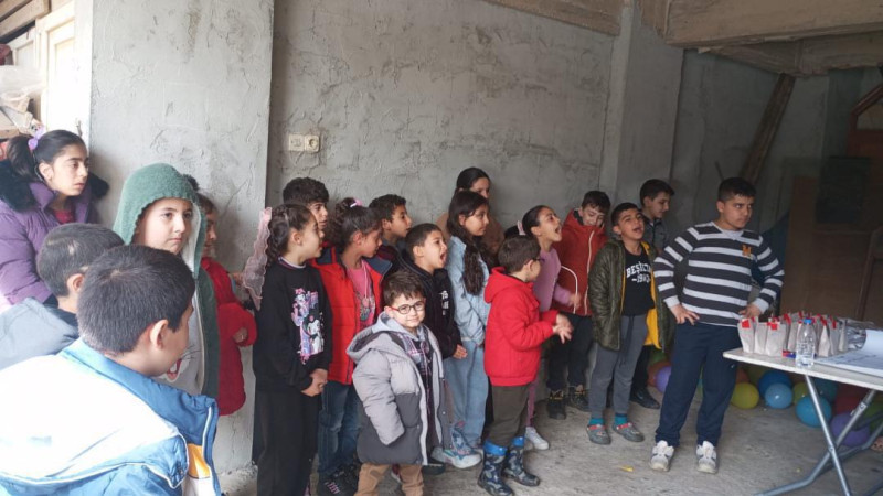 Hatay’da Gönüllü İyilik: Çocuklar İçin Pasta ve Hediyeler Dağıtıldı