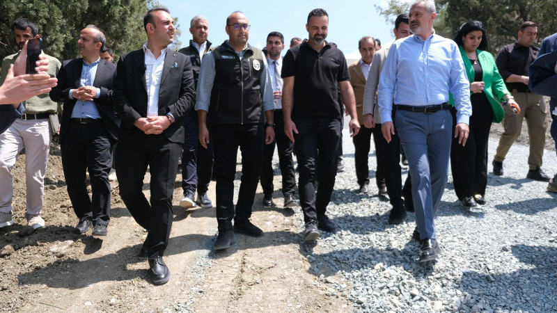 BAŞKAN ÖZGÜN VE BAŞKAN ÖNTÜRK BARETLERİ TAKTI, ÇİZMELERİ GİYDİ; ALTYAPI VE ÜSTYAPI İÇİN ORTAK MESAİ