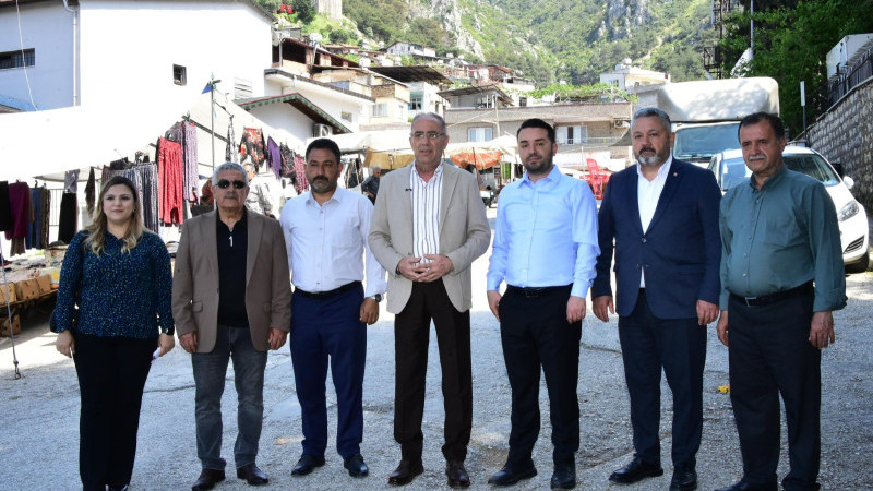 BAŞKAN YAPAR, PAZAR YERİNDE VATANDAŞLAR VE ESNAFLA BİR ARAYA GELDİ