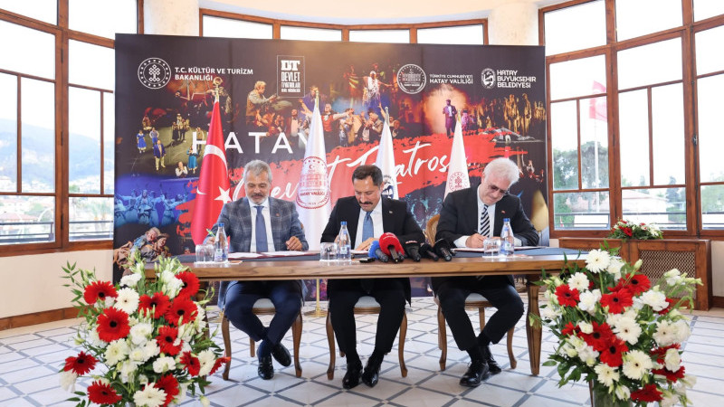 Devlet Tiyatroları Tarihi Meclis Binasında Perdelerini Açtı