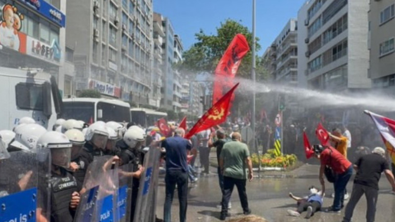 İzmir’de Miting Öncesi Gerginlik! Cumhuriyet Meydanı’nda TOMA’lı Müdahale
