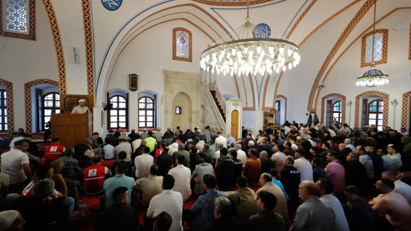 Hatay’da Bayram Namazında Birlik ve Beraberlik Mesajı