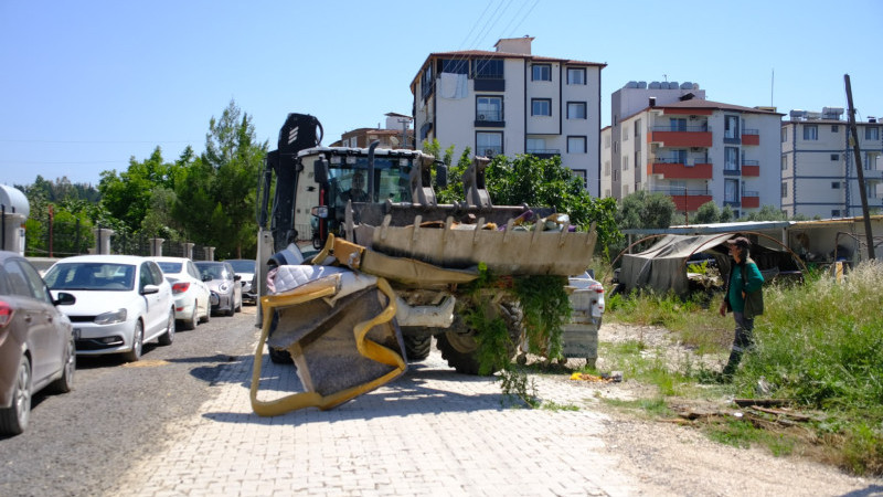 DEFNE BELEDİYESİ TEMİZLİK HİZMETLERİNİ ARALIKSIZ SÜRDÜRÜYOR