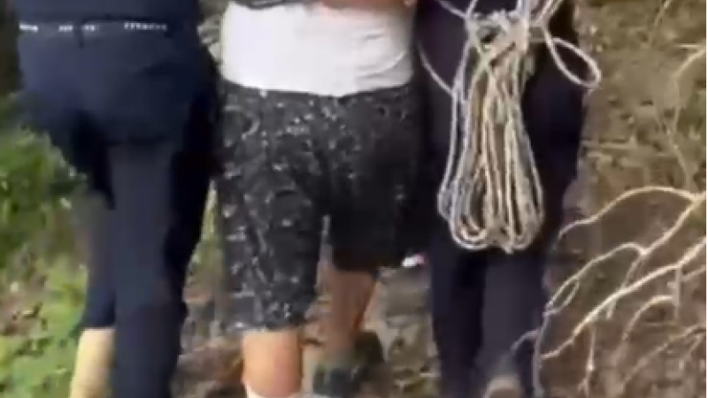 Kayalıklardan düşen gencin imdadına itfaiye ekipleri yetişti