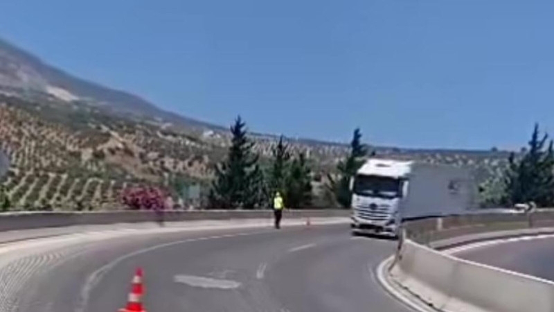 Sağ şerit trafiğe kapatıldı