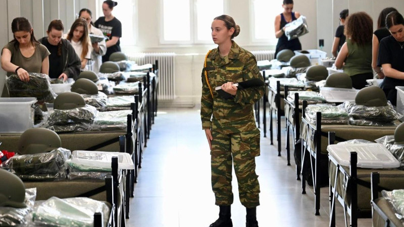 Yunanistan'dan dikkat çeken hamle! kadınlar askerliğe başladı