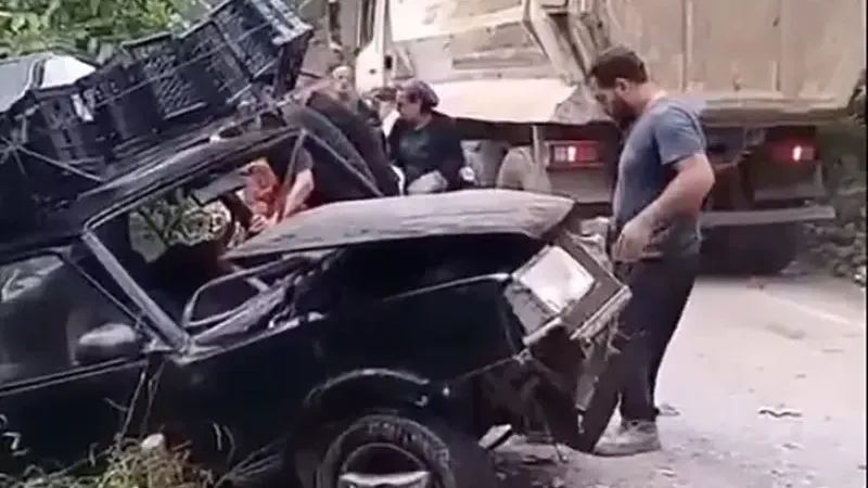  Hafriyat Kamyonu ile Otomobil Çarpıştı: 9 Yaralı!
