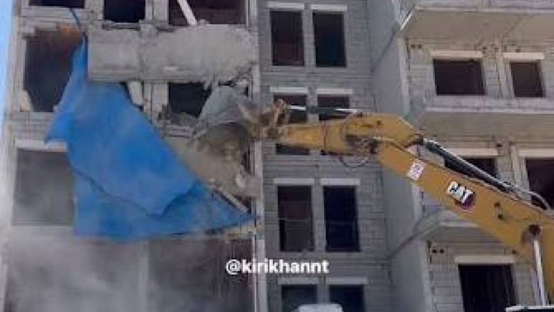 TOKİ KONUTLARINDA BALKON ÇÖKTÜ!