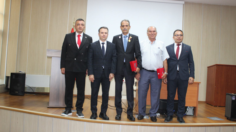 GAZİLİK RUHU SEMİNERİNDE ANLAMLI VEFA: KAHRAMAN GAZİLERE PLAKET